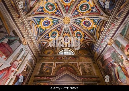 ORTA SAN GIULIO, ITALIEN, 29. MAI 2019 : Innendekorationen und Fresken der Kapelle in Sacro monte di Orta, 29. Mai 2019, Orta san Giulio, italien Stockfoto