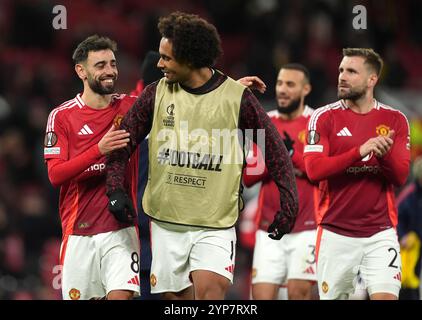 Bruno Fernandes und Joshua Zirkzee von Manchester United reagieren auf das Spiel der UEFA Europa League in Old Trafford, Manchester. Bilddatum: Donnerstag, 28. November 2024. Stockfoto