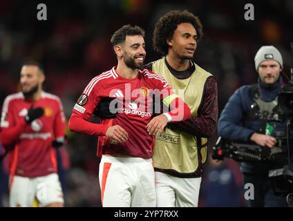 Bruno Fernandes und Joshua Zirkzee von Manchester United reagieren auf das Spiel der UEFA Europa League in Old Trafford, Manchester. Bilddatum: Donnerstag, 28. November 2024. Stockfoto