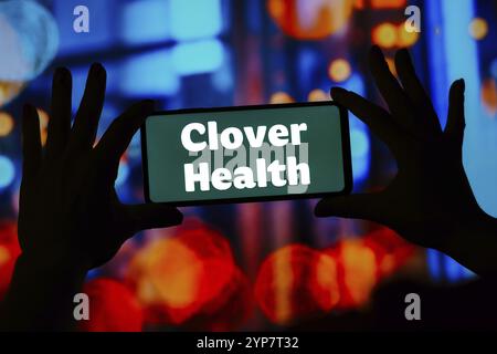 In dieser Abbildung wird das Clover Health Logo auf einem Smartphone angezeigt Stockfoto