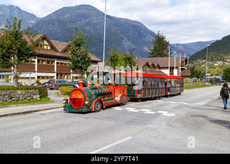 Eidfjord Norwegen, touristische Trollbahn bietet Touristen und Besuchern von Kreuzfahrtschiffen eine Tour durch Eidfjord und die Dorfstadt Norwegen, Europa, 2024 Stockfoto