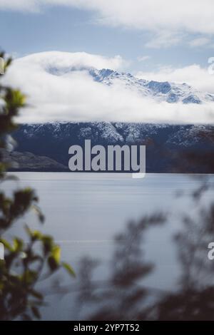 Schneebedeckte Berge und Wolken spiegeln sich auf der Oberfläche eines stillen Sees, Wanaka, Neuseeland, Ozeanien Stockfoto