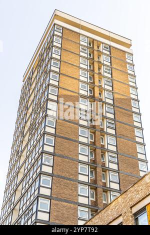 Londoner Hochhaus mit klassischem Mauerwerk und zahlreichen Fenstern, die städtische Wohnarchitektur zeigen. Stockfoto