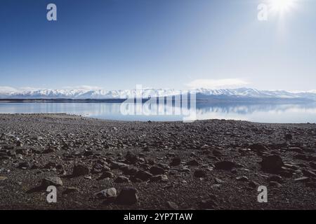 Ausgedehnte felsige Uferzone mit See und Bergen im Hintergrund, Lake Pukaki, Neuseeland, Ozeanien Stockfoto