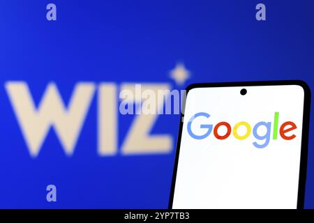 In dieser Abbildung wird das Google-Logo auf einem Smartphone-Bildschirm und im Hintergrund das Wiz-Logo angezeigt Stockfoto