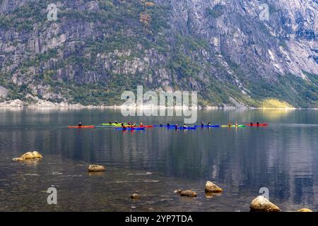 Eidfjord Norwegen, Tourgruppe in Kajaks paddeln auf dem Fjord, Eidfjord ist ein innerer Zweig des Hardangerfjorden, Norwegen, Europa, 2024 Stockfoto