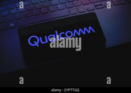 In dieser Abbildung wird das Qualcomm-Logo auf einem Smartphone-Bildschirm angezeigt Stockfoto