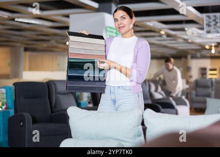 Porträt einer Frau, die Polsterproben vorlegt Stockfoto