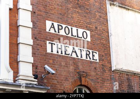 London, Großbritannien, 19. September 2024: Nahaufnahme eines Vintage-Schildes an der Außenseite des Apollo Theatre, das sich an der Shaftesbury Avenue im West End befindet Stockfoto