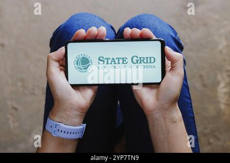 In dieser Abbildung ist das Logo der State Grid Corporation of China auf einem Smartphone zu sehen Stockfoto