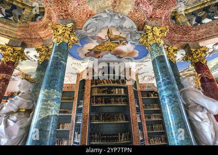 WIBLINGEN, BAYERN, DEUTSCHLAND, 08. JUNI 2022 : Rokoko- und Barockdekore der Bibliothek im Kloster Wiblingen, nahe der Stadt Ulm, von den Architekten Christian und J. Stockfoto