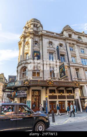 London, Großbritannien – 19. September 2024: Londons Gielgud Theatre mit „Juno and the Paycock“-Promotion, die historische Architektur mit moderner Theaterkunst verbindet Stockfoto