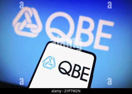 In dieser Abbildung wird das Logo der QBE Insurance Group Limited auf einem Smartphone und im Hintergrund angezeigt Stockfoto