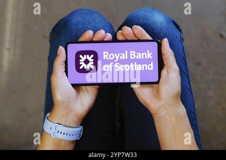 In dieser Fotoabbildung wird das Logo der Royal Bank of Scotland (RBS) auf einem Smartphone-Bildschirm angezeigt Stockfoto