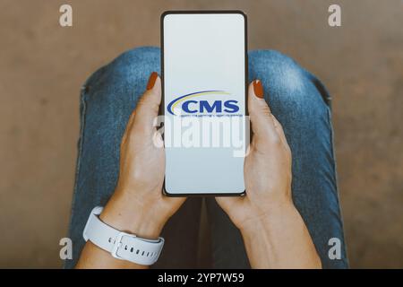 In dieser Fotoabbildung wird das CMS-Logo (Centers for Medicare and Medicaid Services) auf einem Smartphone-Bildschirm angezeigt Stockfoto