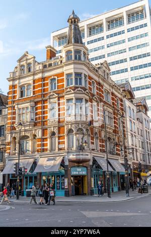 London, Großbritannien - 19. September 2024: Atemberaubende viktorianische Architektur des Long Acre im Zentrum von London mit lebhaftem Straßenleben im Hintergrund Stockfoto