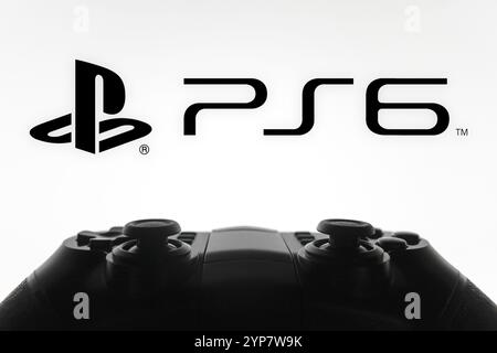 In dieser Abbildung wird das PlayStation 6 -Logo (PS 6) neben einem Gamepad auf einem Computerbildschirm angezeigt Stockfoto