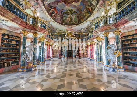 WIBLINGEN, BAYERN, DEUTSCHLAND, 08. JUNI 2022 : Rokoko- und Barockdekore der Bibliothek im Kloster Wiblingen, nahe der Stadt Ulm, von den Architekten Christian und J. Stockfoto