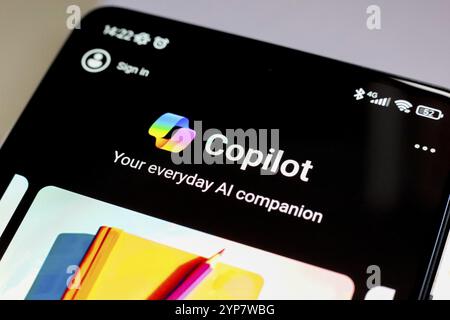 In dieser Abbildung wird die Startseite der Microsoft Copilot-Anwendung auf dem Smartphone-Bildschirm angezeigt Stockfoto