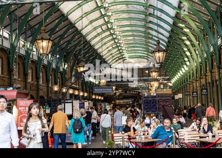 London, Großbritannien - 19. September 2024: Bezaubernder Covent Garden Apple Market in London mit Einkaufsmöglichkeiten, Cafés und einzigartigen Verkaufsständen unter dem historischen Green Iron Archit Stockfoto