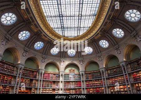 PARIS, FRANKREICH, 20. OKTOBER 2022 : Ovaler Lesesaal in der Nationalbibliothek, Richelieu Site, Paris, frankreich, erbaut von den Architekten Jean-Louis Pascal. Und Alf Stockfoto