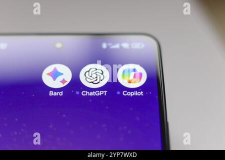 In dieser Abbildung werden Google Bard-, ChatGPT- und Copilot-Apps auf einem Smartphone-Bildschirm angezeigt Stockfoto