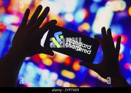 In dieser Abbildung wird das Logo der Standard Chartered Bank auf einem Smartphone-Bildschirm angezeigt Stockfoto