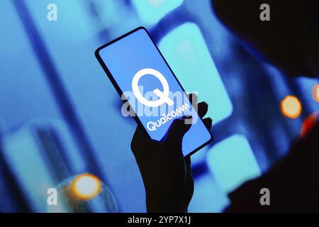 In dieser Abbildung wird das Qualcomm-Logo auf einem Smartphone-Bildschirm angezeigt Stockfoto