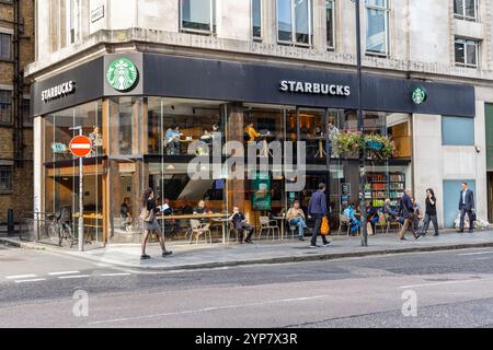 London, Großbritannien - 19. September 2024: Starbucks Coffee Shop in London. Starbucks Logo. Starbucks Corporation ist das größte amerikanische Kaffeeunternehmen und Stockfoto