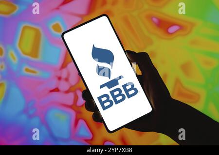 In dieser Abbildung wird das Logo des Better Business Bureau (BBB) auf einem Smartphone-Bildschirm angezeigt Stockfoto