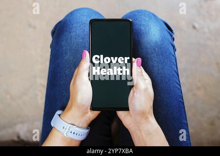 In dieser Abbildung wird das Clover Health Logo auf einem Smartphone angezeigt Stockfoto