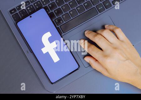 In dieser Abbildung wird das Facebook-Logo auf einem Smartphone-Bildschirm angezeigt Stockfoto