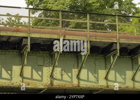 Die alte Eisenbahnbrücke mit dem unteren Sehnen Stockfoto