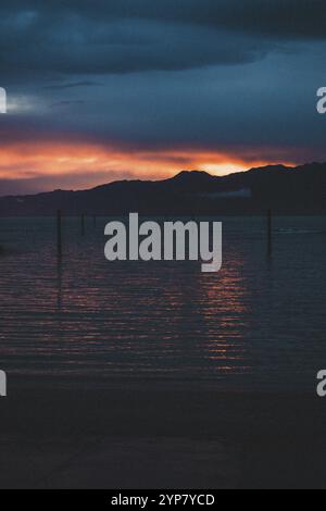 Der Himmel spiegelte sich im ruhigen Meer bei Sonnenuntergang, Kaikoura, Neuseeland, Ozeanien Stockfoto