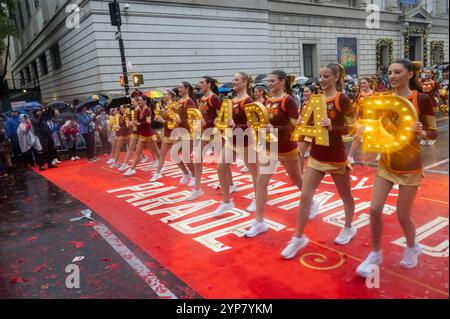 New York, Usa. November 2024. NEW YORK, NEW YORK – 28. NOVEMBER: Macy's Dancers treten bei der jährlichen Thanksgiving Day Parade am 28. November 2024 in New York auf. Quelle: Ron Adar/Alamy Live News Stockfoto