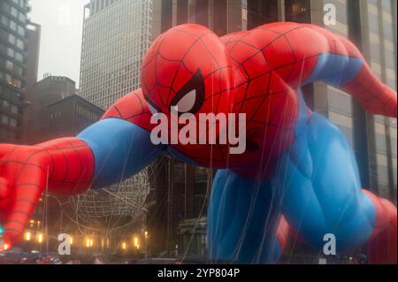 New York, Usa. November 2024. NEW YORK, NEW YORK – 28. NOVEMBER: Marvel's Spider-man-Ballon zieht durch die jährliche Thanksgiving Day Parade am 28. November 2024 in New York City. Quelle: Ron Adar/Alamy Live News Stockfoto