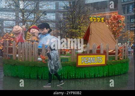 New York, Usa. November 2024. NEW YORK, NEW YORK – 28. NOVEMBER: Charlie Brown, Linus und Lucy fahren mit dem Camp Snoopy-Float der Peanuts Worldwide während der jährlichen Thanksgiving Day Parade am 28. November 2024 in New York City. Quelle: Ron Adar/Alamy Live News Stockfoto