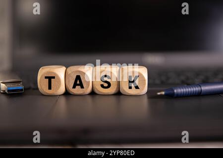 Farbbuchstabe in Wortaufgabe auf hölzernem Hintergrund. Stockfoto