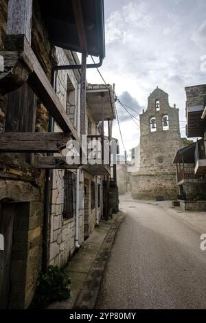 Steinhäuser entlang der schmalen Straße, die zur Kirche im ländlichen spanischen Dorf führen Stockfoto