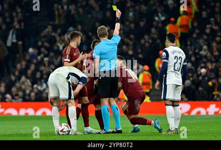 London, Großbritannien. Oktober 2024. Glenn Nuberg (Schiedsrichter) zeigt die gelbe Karte Leandro Paredes (AS Roma, 16) während des Tottenham Hotspur V AS Roma UEFA Europa Conference League Matchday 4 im Tottenham Hotspur Stadium, London. Dieses Bild ist NUR für REDAKTIONELLE ZWECKE bestimmt. Für jede andere Verwendung ist eine Lizenz von Football DataCo erforderlich. Quelle: MARTIN DALTON/Alamy Live News Stockfoto