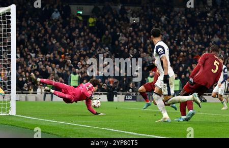 London, Großbritannien. Oktober 2024. Mile Svilar (ALS Roma, Torhüter) beobachtet den Schuss von Dominic Solanke (Spurs, 19) während des Tottenham Hotspur V ALS Roma UEFA Europa Conference League Matchday 4 im Tottenham Hotspur Stadium, London. Dieses Bild ist NUR für REDAKTIONELLE ZWECKE bestimmt. Für jede andere Verwendung ist eine Lizenz von Football DataCo erforderlich. Quelle: MARTIN DALTON/Alamy Live News Stockfoto