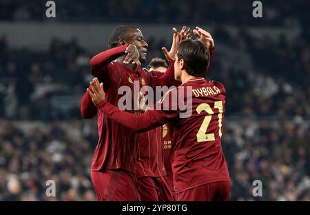 London, Großbritannien. Oktober 2024. ZIEL. Evan Ndicka (AS Roma) feiert das erste Roma-Tor mit Paulo Dybala (AS Roma, 21) während des Tottenham Hotspur V AS Roma UEFA Europa Conference League Matchday 4 im Tottenham Hotspur Stadium, London. Dieses Bild ist NUR für REDAKTIONELLE ZWECKE bestimmt. Für jede andere Verwendung ist eine Lizenz von Football DataCo erforderlich. Quelle: MARTIN DALTON/Alamy Live News Stockfoto