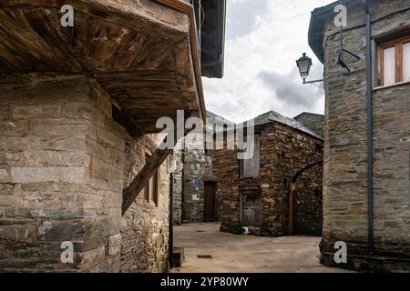 Malerische Gasse mit traditionellen Steinhäusern im ländlichen spanien Stockfoto