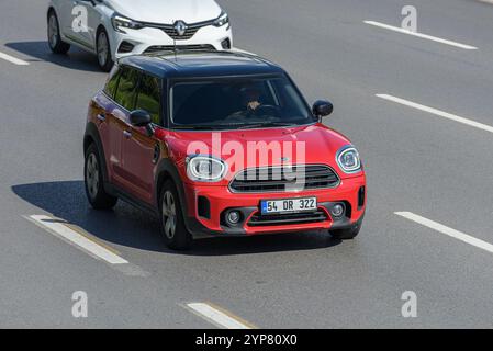 ISTANBUL, TÜRKEI - 22. SEPTEMBER 2024: Weißer Mini Cooper Countryman auf der Autobahn, Istanbul. Stockfoto
