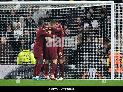 London, Großbritannien. Oktober 2024. ZIEL. Torschütze Mats Hummels (AS Roma, 15) wird von seinen Teamkollegen während des Tottenham Hotspur V ALS Roma UEFA Europa Conference League Matchday 4 im Tottenham Hotspur Stadium in London gratuliert. Dieses Bild ist NUR für REDAKTIONELLE ZWECKE bestimmt. Für jede andere Verwendung ist eine Lizenz von Football DataCo erforderlich. Quelle: MARTIN DALTON/Alamy Live News Stockfoto