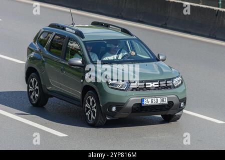ISTANBUL, TÜRKEI - 24. NOVEMBER 2024: Der neue Dacia Duster fährt schnell auf der Autobahn. Stockfoto