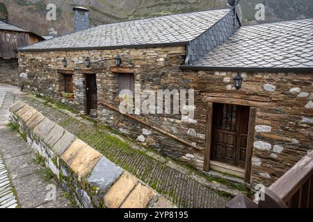 Steinhaus mit Schieferdach in malerischem Bergdorf mit traditioneller Architektur Stockfoto