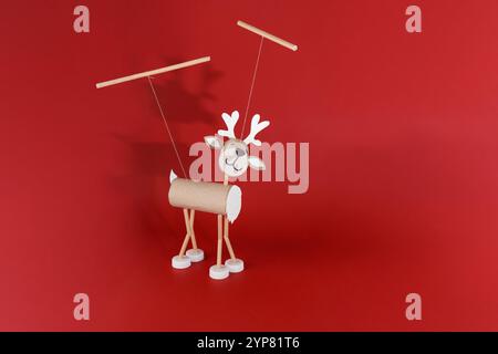 Ein handgefertigtes Rentierhandwerk aus verschiedenen Materialien, Papprohr Toilettenpapierrolle, Strohhalme, Plastikflaschendeckel, weißes Papiergeweih und Ohren ATT Stockfoto