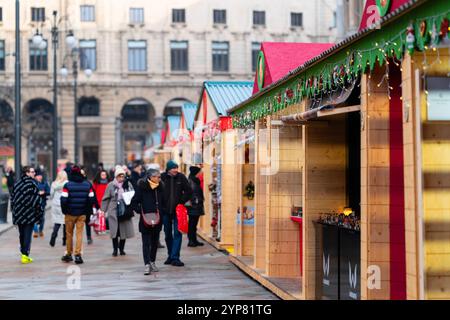 Mailand, Italien - 18.12.2022: Besucher schlendern durch die Verkaufsstände im Stadtzentrum Stockfoto