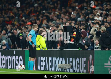 London, Großbritannien. November 2024. London, England, 28. November 2024: Match-Schiedsrichter Glenn Nyberg prüft den VAR auf einen möglichen Elfmeter während des Spiels der UEFA Europa League zwischen Tottenham Hotspur und AS Roma im Tottenham Hotspur Stadium in London (Alexander Canillas/SPP) Credit: SPP Sport Press Photo. /Alamy Live News Stockfoto